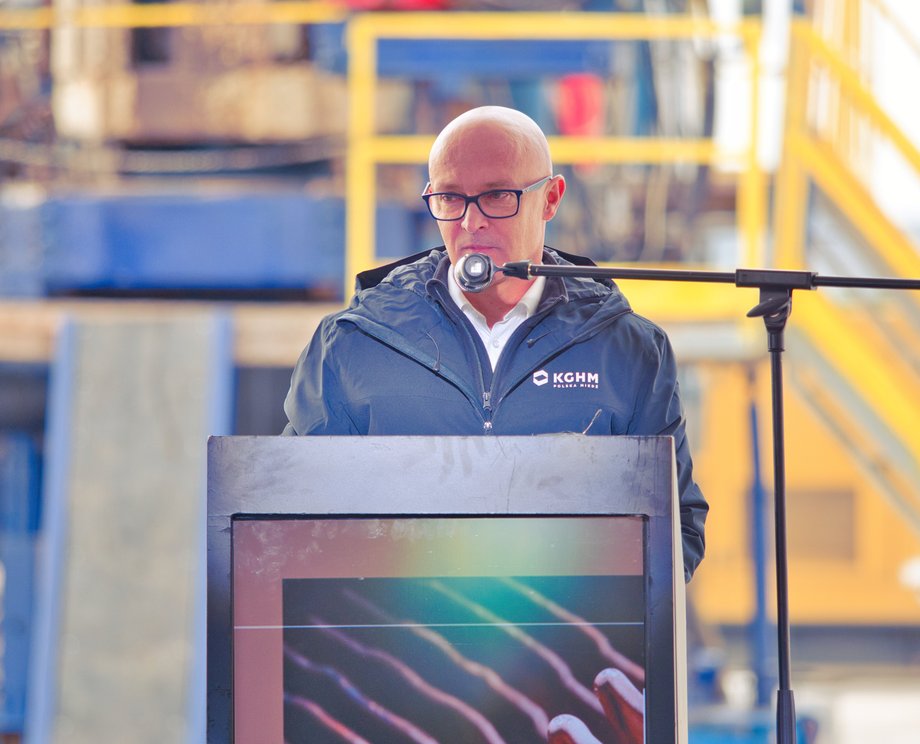 Czasem w ekonomii zachodzą zmiany ledwie dostrzegalne, których realny wpływ staje się widoczny dopiero po pewnym czasie. W Rejonie Miedziowym takim momentem przełomowym może okazać się rozpoczęcie budowy nowego szybu Retków, projektu, którego głębokość przekracza dotychczasowe polskie przedsięwzięcia górnicze. Nowy rekord w polskim górnictwie to aż 1360 metrów, jednak same cyfry nie oddają pełnego znaczenia tej inicjatywy. Prezes Zarządu KGHM Andrzej Szydło na budowie szybu Retków