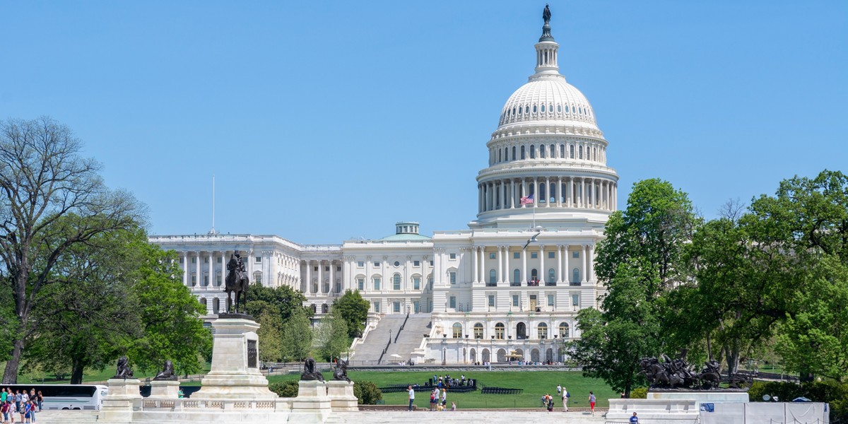 Sześciotygodniowy zastój w funkcjonowaniu administracji federalnej w USA dobiegł finału, powodując poważne szkody. Według obliczeń Congressional Budget Office (CBO), kosztował on ekonomię amerykańską aż 11 mld dolarów, a jego konsekwencje odczuli urzędnicy federalni, osoby podróżujące oraz sektor komercyjny. Kongres USA