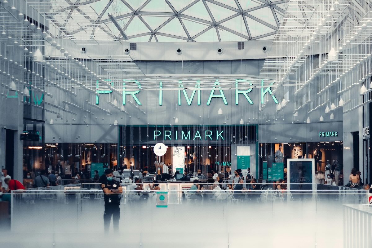 Primark Lublin. Termin inauguracji, położenie, detale, okazje. Na ilustracji front sklepu Primark z obszernym widocznym logo.