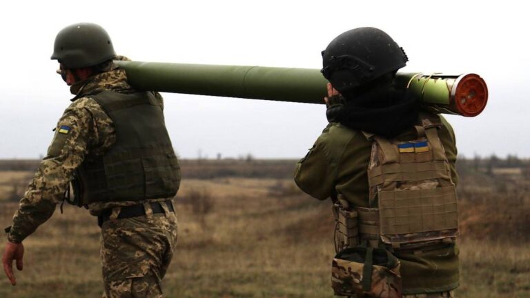 Do kresu roku Ministerstwo Spraw Zagranicznych przeznaczy na wsparcie dla Ukrainy 100 mln dolarów - zakomunikował w Brukseli Radosław Sikorski. Suma ta zostanie zadysponowana na nabycie amerykańskiego uzbrojenia i pomoc militarną. - Europa jest obecnie najważniejszym sponsorem Ukrainy - zaakcentował wicepremier, komentując wiadomości o poufnych rokowaniach między USA a Rosją. 100 mln USD na uzbrojenie dla Ukrainy. Sikorski ogłasza. - INFBusiness