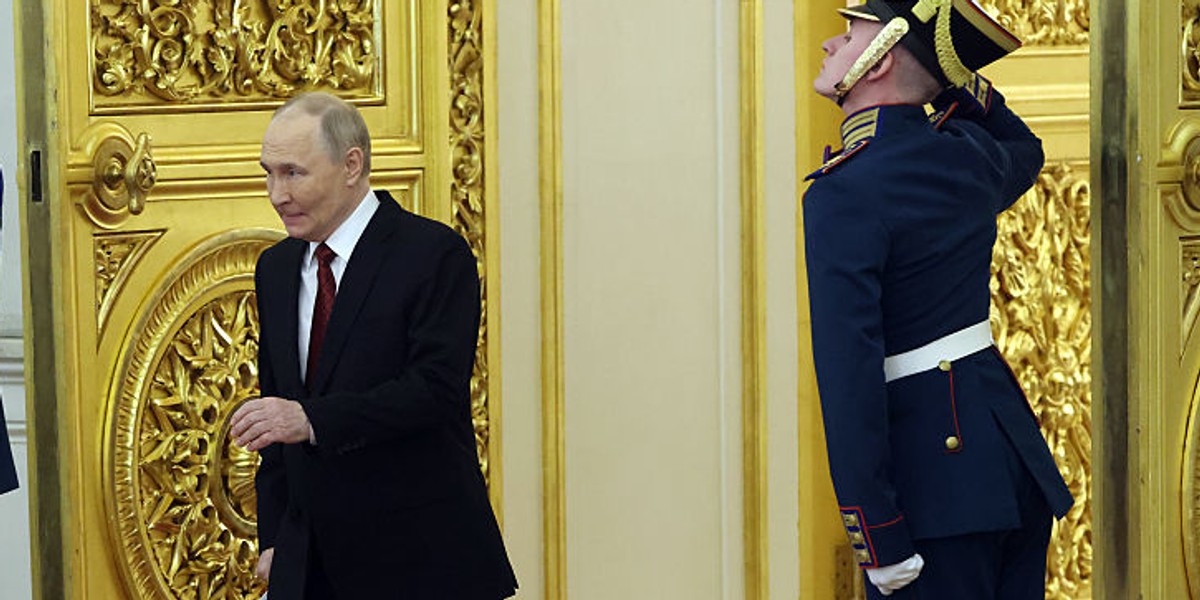 Od początku konfliktu w Ukrainie rosyjscy obywatele nabyli blisko 300 ton kruszcu. Odcięci od typowych instrumentów gromadzenia kapitału, jak euro oraz waluta amerykańska, szukają alternatywnych metod na ochronę swoich zasobów. Władimir Putin na Kremlu