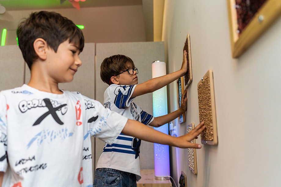 Coraz więcej przestrzeni użyteczności publicznej zauważa zapotrzebowanie osób w spektrum neuroróżnorodności i integruje ich oczekiwania w planowaniu obiektów. W Centrum Janki - największym ośrodku handlowym w regionie Mazowsza - powstała, wykreowana we współpracy z ekspertami, Strefa Wyciszenia. Centrum Janki promuje włączanie społeczne. Uruchomiono Cichą Przestrzeń – nie tylko dla osób w spektrum autyzmu. - INFBusiness