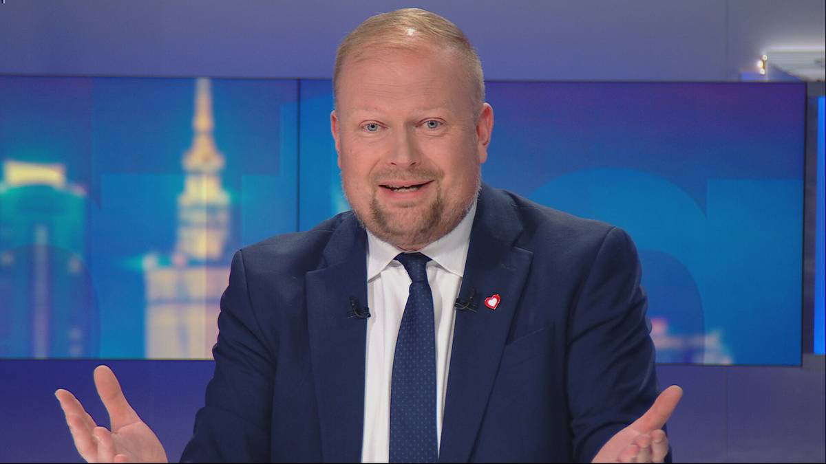 Po decyzji Sejmu o anulowaniu immunitetu Zbigniewa Ziobry, były minister sprawiedliwości wyraził swoje zdanie zza granicy. W konwersacji z Agnieszką Gozdyrą zarzucił Donaldowi Tuskowi i ministrowi Waldemarowi Żurkowi podporządkowanie sobie sądów. W odwecie poseł KO Witold Zembaczyński ostro skrytykował Ziobrę, określając go mianem "tchórza", który "schronił się pod skrzydłami orbanowskiego reżimu". Mężczyzna w garniturze siedzi, mówiąc i gestykulując. W tle widok na nocne miasto z wieżą.