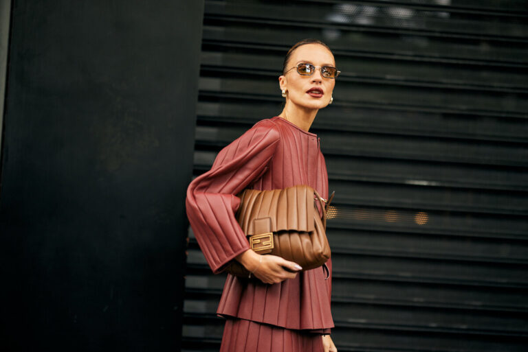 Rywalizacja w obszarze e-commerce nasila się z każdym kolejnym miesiącem. Przedsiębiorstwa wdrażają coraz śmielsze plany rozwoju, a media odnotowują niespotykaną dotąd liczbę wzmianek o platformach sprzedażowych. W tym kontekście najnowsze zestawienie wiodących marek e-commerce 2025 bardzo klarownie obrazuje bieżący układ wpływów w sektorze. Raport Top Marka 2025, przygotowany przez Instytut Monitorowania Mediów oraz periodyk „Press”, powstał na podstawie analizy 28,5 mln treści. Ranking ten ukazuje, które serwisy potrafią skupić na sobie uwagę konsumentów, a które realnie determinują debatę o przyszłości zakupów online. Najpotężniejsze brandy e-commerce w roku 2025. Sensacyjny spis. - INFBusiness