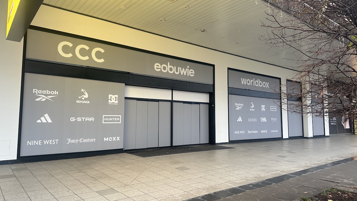 Po likwidacji sklepu Zara i opuszczeniu przez H&M oraz C&A kompleksu Domów Towarowych Wars Sawa Junior wielu mieszkańców Warszawy rozważało: co będzie z adresem Marszałkowska 104–122? Odpowiedź jest już znana. W przestrzeni po dawnym, rozległym salonie Zary pojawi się punkt sprzedaży integrujący marki CCC, eobuwie i Worldbox. Aktualnie trwają pierwsze prace, a logotypy nowych firm można dostrzec w oknach wystawowych od strony ulicy. CCC, eobuwie i Worlbox na miejscu Zary na Marszałkowskiej.