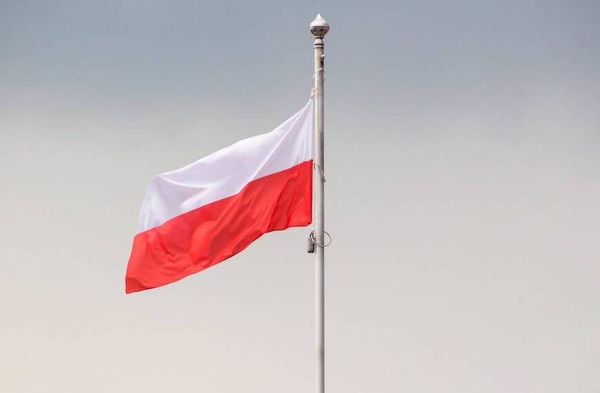 Flaga narodowa w Dniu Niepodległości. Pamiętaj o regulacjach.