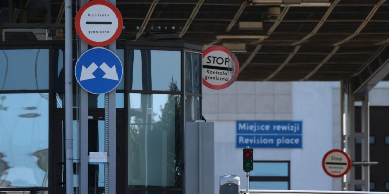 Korekty w zasadach wizowych, których celem było powstrzymanie nieprawidłowości w toku legalizacji zatrudnienia i przebywania obcokrajowców, wywołały nieprzewidziane następstwa. Jak informuje "Rzeczpospolita", ograniczenia te uderzyły także w legalnie funkcjonujące przedsiębiorstwa, które napotykają na utrudnienia w pozyskiwaniu personelu zza granicy. Wydawanie wiz w Polsce w dół. Ucierpiał na tym biznes. - INFBusiness