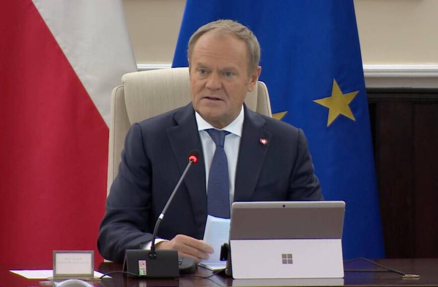 Tusk obiecał dalsze dochodzenia. Mówił o „zrujnowanym kraju”.