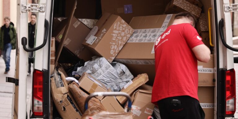 Black Friday: InPost, DHL, and Polish Post Face Peak Delivery Demands - INFBusiness