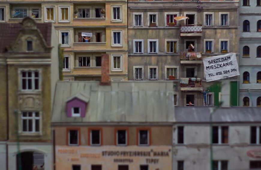 Oszczędności na zakup mieszkania: Ile odłożyć? Zarobki w górę, ceny nieruchomości bez…