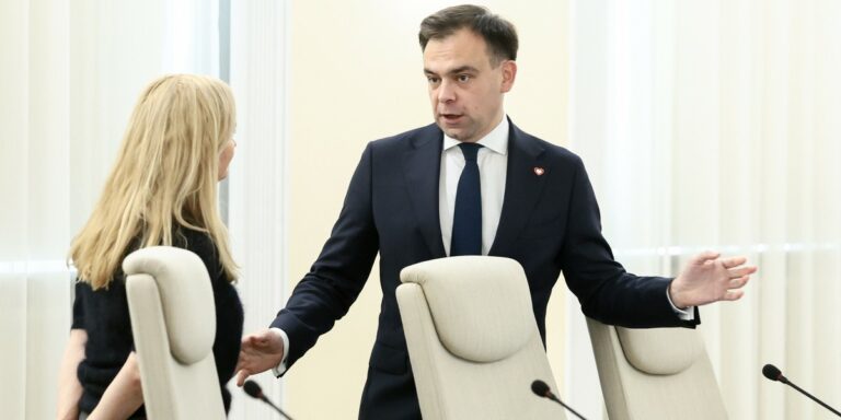 Propozycja prezydencka nowelizacji ustawy redukująca koszty energii nie stanowi systemowego rozwiązania — oznajmił w TVN24 minister finansów i gospodarki Andrzej Domański. Domański o prezydenckiej propozycji: "Brak mu całościowego charakteru." - INFBusiness