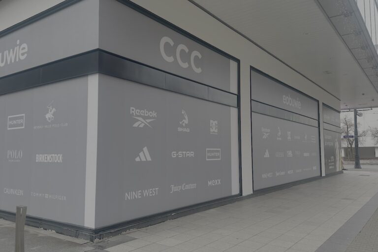 Po likwidacji sklepu Zara i opuszczeniu przez H&M oraz C&A kompleksu Domów Towarowych Wars Sawa Junior wielu mieszkańców Warszawy rozważało: co będzie z adresem Marszałkowska 104–122? Odpowiedź jest już znana. W przestrzeni po dawnym, rozległym salonie Zary pojawi się punkt sprzedaży integrujący marki CCC, eobuwie i Worldbox. Aktualnie trwają pierwsze prace, a logotypy nowych firm można dostrzec w oknach wystawowych od strony ulicy. CCC, eobuwie i Worldbox zastąpią Zarę na Marszałkowskiej - INFBusiness