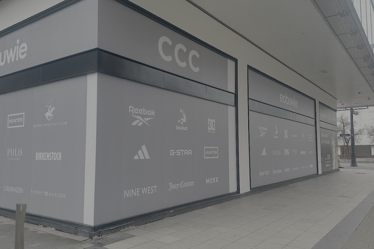 Po likwidacji sklepu Zara i opuszczeniu przez H&M oraz C&A kompleksu Domów Towarowych Wars Sawa Junior wielu mieszkańców Warszawy rozważało: co będzie z adresem Marszałkowska 104–122? Odpowiedź jest już znana. W przestrzeni po dawnym, rozległym salonie Zary pojawi się punkt sprzedaży integrujący marki CCC, eobuwie i Worldbox. Aktualnie trwają pierwsze prace, a logotypy nowych firm można dostrzec w oknach wystawowych od strony ulicy. CCC, eobuwie i worldbox powstaną na miejscu Zary na Marszałkowskiej.