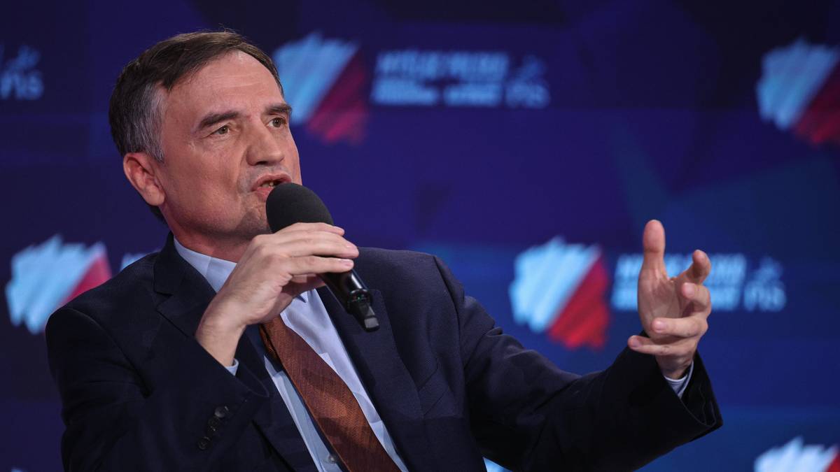 - Musiał wydłużyć swoją bytność o jeden dzień. Przyczyną był telefon z biura szefa rządu Viktora Orbana - oznajmił w audycji "Gość Wydarzeń" deputowany PiS Michał Wójcik. Jego sformułowania nawiazują do wizyty Zbigniewa Ziobry w Budapeszcie i rozmowy z liderem węgierskiego gabinetu. - Dyskutowano o różnych kwestiach, również o ustroju, który obecnie panuje w Polsce - relacjonował polityk. Ziobro przedłużył pobyt na Węgrzech. "Powodem telefon z kancelarii Orbana"