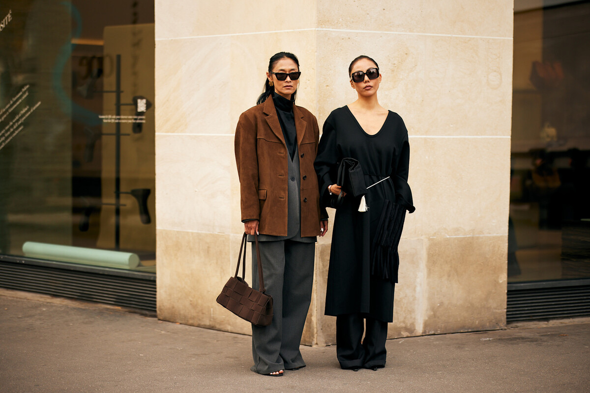 W świecie mody, gdzie ryzyko źle dobranego rozmiaru jest nieodłącznym elementem modelu biznesowego, proces odesłania towaru od dawna stanowił problematyczny punkt cyfrowej ścieżki zakupowej. Unijna Dyrektywa 2023/2673 z 2023 roku kładzie temu kres, wprowadzając zasadę równoważnego interfejsu: jeśli nabycie produktu wymaga dwóch kliknięć, odstąpienie od umowy nie może wymagać ich dziesięciu. Ta zmiana, która zostanie wdrożona w Polsce najpóźniej w czerwcu 2026 roku, zobowiązuje e-commerce do rezygnacji z formalności na rzecz bezzwłocznej przejrzystości. To już nie dobrowolność, to prawo europejskiego konsumenta, a dla firm – ostatni moment na strategiczne przemyślenie logistyki. Unijna dyrektywa 2023/2673. Dwie kobiety stoją przed wejściem do butiku, ubrane w oszczędne stylizacje w duchu mody ulicznej; zdjęcie ilustruje tło branży fashion, w której dyrektywa 2023/2673 upraszcza procedurę odesłań i wymusza jasność w handlu internetowym.