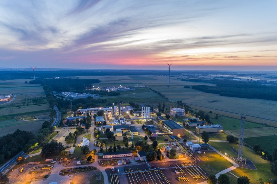 Surowiec gazowy zyskuje coraz większe uznanie jako dobro strategiczne. Obecnie to on gwarantuje stabilność dla transformacji energetycznej i przesądza o nieprzerwanym działaniu produkcji w sektorach, które są od niego zależne. Polska ekonomia potrzebuje pewnych dostaw gazu, a w nadchodzących latach konsumpcja może osiągnąć bezprecedensowe 27 miliardów metrów sześciennych. Orlen odpowiada na to wzrastające zapotrzebowanie, między innymi intensyfikując eksploatację w Polsce oraz Norwegii i sytuując gaz w roli jednego z fundamentów swojej strategii korporacyjnej. Gaz ziemny stabilizuje system energetyczny, sprzyja transformacji i rozwojowi OZE