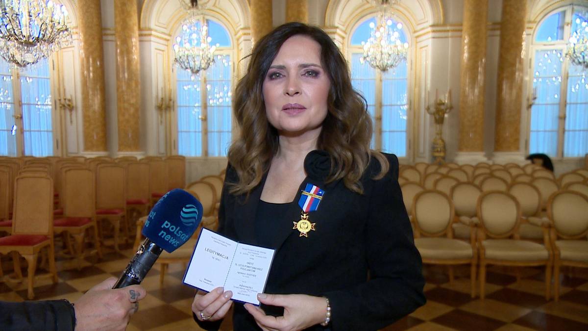 Agnieszka Gozdyra odbiera nagrodę NZZ Policjant&oacute;w, prezentując wręczony medal i dokument.