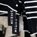 Gospodarka i Biznes News to dynamiczny portal informacyjny, który dostarcza najświeższe wiadomości z zakresu ekonomii i biznesu. Strona skierowana jest przede wszystkim do polskich przedsiębiorców i ludzi biznesu, pragnących być na bieżąco z kluczowymi wydarzeniami gospodarczymi. Serwis oferuje szeroki wachlarz tematów, w tym aktualności z dziedzin takich jak gospodarka, biznes, nieruchomości i budownictwo, przedsiębiorczość oraz show-biznes. Dodatkowo, Gospodarka i Biznes News porusza kwestie związane z medycyną i nowoczesnymi technologiami IT, dostarczając kompleksowych informacji niezbędnych do podejmowania świadomych decyzji biznesowych. Szeroka inspekcja przesyłek Shein na francuskim lotnisku