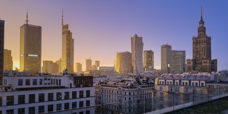 W przyszłym roku nastąpi spadek poziomu bezrobocia, natomiast wzrost uposażeń będzie mniej dynamiczny niż wcześniej — wynika z "Raportu o inflacji", zaprezentowanego w piątek przez NBP. Bank centralny prognozuje, że w roku 2026 wskaźnik bezrobocia BAEL osiągnie wartość 2,8 proc., a pensje podniosą się o 6,4 proc. NBP: Rynek pracy z perspektywą. Spadek stopy bezrobocia. - INFBusiness