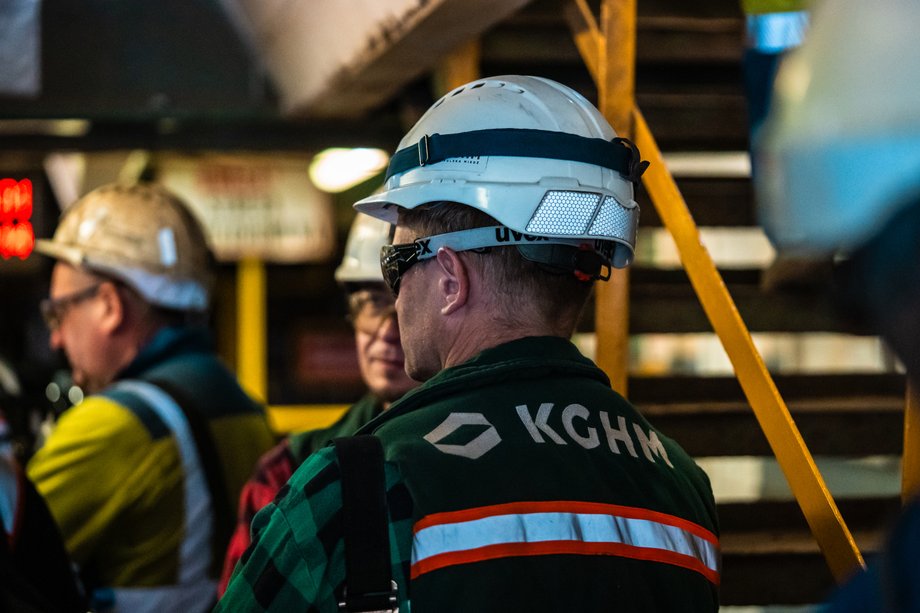 W Polsce istnieją obszary, które wymagają pilnej interwencji ze względu na depopulację, jak również te, które prosperują bezproblemowo. Dolny Śląsk przynależy do tej drugiej kategorii. W Lubinie rozbrzmiewa odgłos prac budowlanych, w Głogowie poruszają się nowoczesne pojazdy komunikacji miejskiej, a w Polkowicach wznoszone są nowe kompleksy mieszkaniowe. Lokalny przemysł nie stanowił tutaj kłopotu, lecz był podstawą dalszego progresu. Miedź, zaangażowanie i aspiracje ukształtowały region, który patrzy w przyszłość z optymizmem. Górnicy z Zakładów Górniczych Polkowice-Sieroszowice