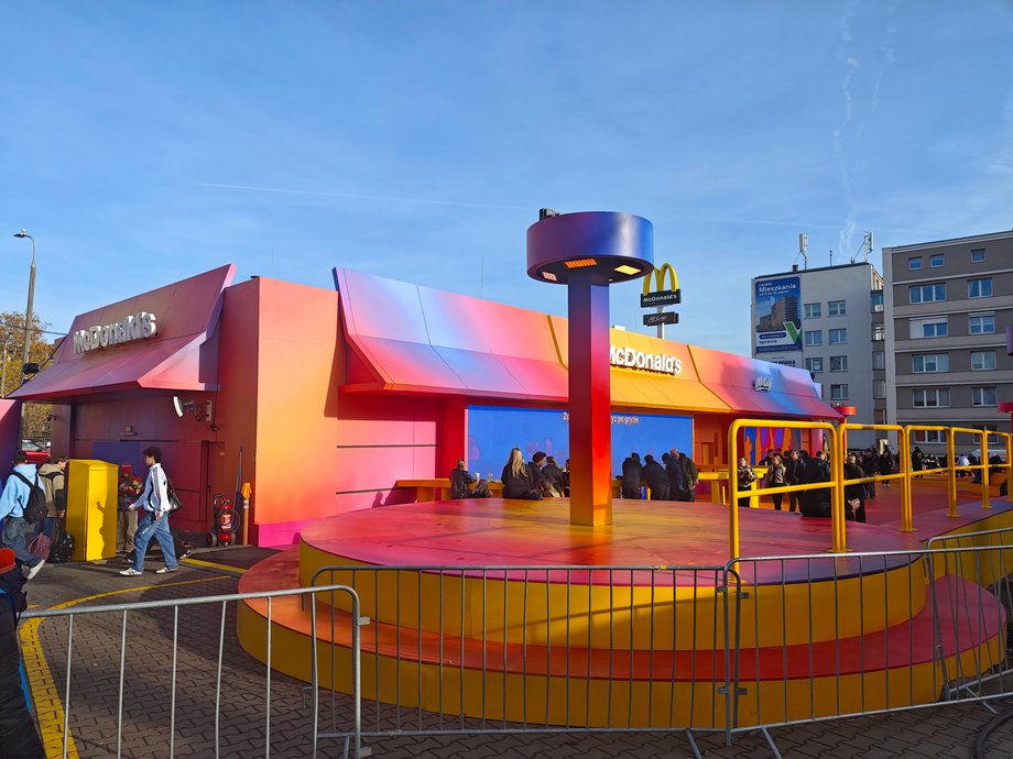 Popularna sieć każdego roku wprowadza do menu Burgera Drwala i usiłuje jednocześnie zaskoczyć konsumentów akcją reklamową. W tym roku przedsiębiorstwo z okazji premiery burgera doszczętnie przeobraziło jedną z restauracji w Poznaniu. — Hasłem przewodnim jest ciepło — objaśniali nam przedstawiciele firmy. Zmieniona restauracja McDonald's w Poznaniu