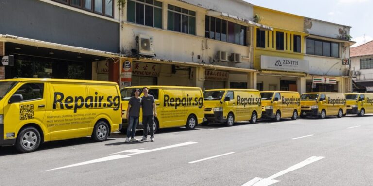Mając 16 lat, snuł wizje o zatrudnieniu w gigantycznej firmie technologicznej. Rozmyślał o Google, posadzie urzędniczej, klimatyzowanym pomieszczeniu biurowym i rozwoju zawodowym w branży IT. Zamiast tego postawił na wkrętak, schody i stronę internetową za 23 dolary. Aktualnie 26-letni Zames Chew z Singapuru prowadzi z młodszym bratem Amosem przedsiębiorstwo Repair.sg – serwis "złotej rączki", który w roku 2024 wypracował obrót na poziomie 1,3 mln dol. A to dopiero początek – firma ma wszelkie szanse, by w roku 2025 znacznie się rozwinąć. Nauka albo robota. Nie słuchali – mają miliony. - INFBusiness