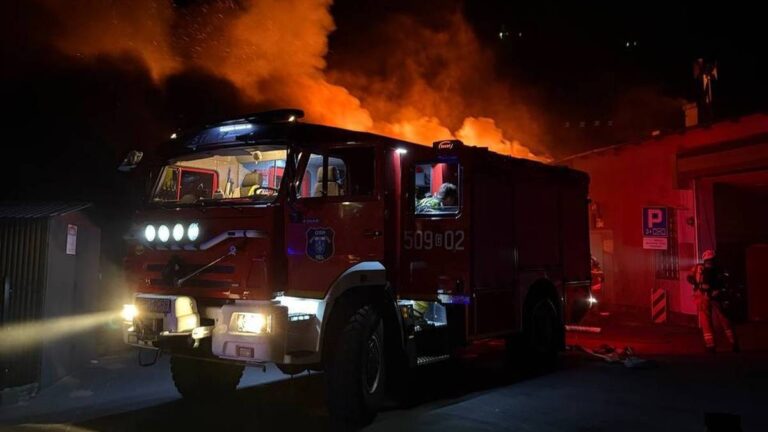 Około 50 funkcjonariuszy straży pożarnej prowadziło nocną akcję gaśniczą w Grodzisku Mazowieckim. Płomienie pojawiły się około godziny 2 w nocy. Pomimo, że pożar został już ugaszony, działania ratownicze powodują komplikacje w ruchu w rejonie ulicy Piaskowej. Grodzisk Mazowiecki: Pożoga w sklepie. Interwencja strażaków. - INFBusiness