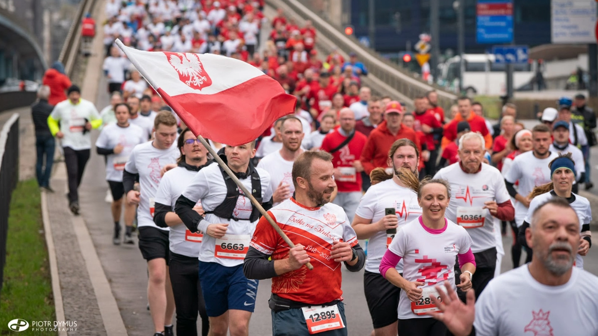 Ponad dwadzieścia tysięcy ludzi odzianych w narodowe kolory pojawi się na stołecznych arteriach 11 listopada. 35. edycja Biegu Niepodległości znów połączy entuzjastów biegania, młodych uczestników Mili Niepodległości oraz sympatyków nordic walking, którzy wyruszą na szlak, by wspólnie uszanować Narodowe Święto Niepodległości. Przed sygnałem startowym zawodnicy wykonają hymn i utworzą "żywą" flagę narodową na linii startu. 20 tysięcy biegaczy uczci Święto Niepodległości w Warszawie