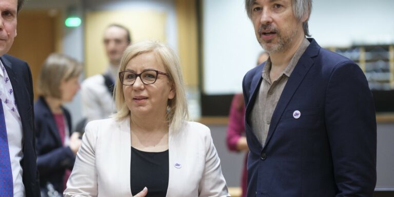 We wtorek w stolicy Belgii zapadnie rozstrzygnięcie odnośnie do założenia klimatycznego dla Unii Europejskiej na rok 2040. Celem jest zminimalizowanie do tego czasu emisji CO2 w krajach członkowskich o 90% w porównaniu z rokiem 1990. Polska wyraża niezgodę na tak śmiałą redukcję emisji, lecz nie posiada wystarczającego wsparcia, aby odrzucić nowe założenie klimatyczne. W związku z tym poszukuje strategii mających na celu ochronę konkurencyjności krajowej gospodarki. Decyzja w sprawie cięć emisji CO2 we wtorek. Polska żąda modyfikacji unijnego planu klimatycznego. - INFBusiness