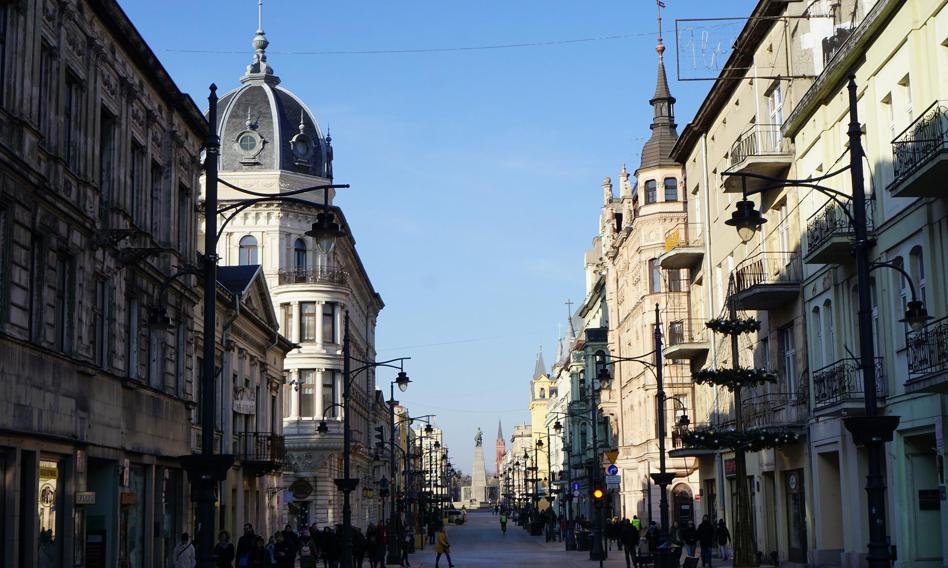 Od 3 lat i 5 miesięcy do 6 lat i 5 miesięcy pozbawienia wolności orzekł Sąd Okręgowy w Łodzi wobec trzech głównych podsądnych w procesie grupy określanej mianem „łowców kamienic”, która dopuszczała się wyłudzeń nieruchomości. Oskarżenie w tej sprawie odczytano przed łódzkim sądem w styczniu 2018 roku. Zapadł wyrok w sprawie grupy tzw. łowców kamienic