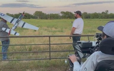 Людина з імплантованим чипом Neuralink подумки керує дроном – відеозапис