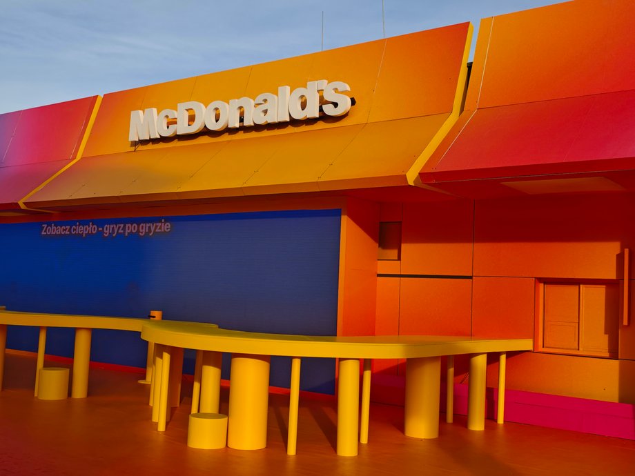 Popularna sieć każdego roku wprowadza do menu Burgera Drwala i usiłuje jednocześnie zaskoczyć konsumentów akcją reklamową. W tym roku przedsiębiorstwo z okazji premiery burgera doszczętnie przeobraziło jedną z restauracji w Poznaniu. — Hasłem przewodnim jest ciepło — objaśniali nam przedstawiciele firmy. Poznańska restauracja McDonald's