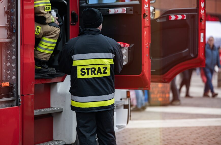 Kraj w kraju. Realny ogień w wymyślonym budynku.