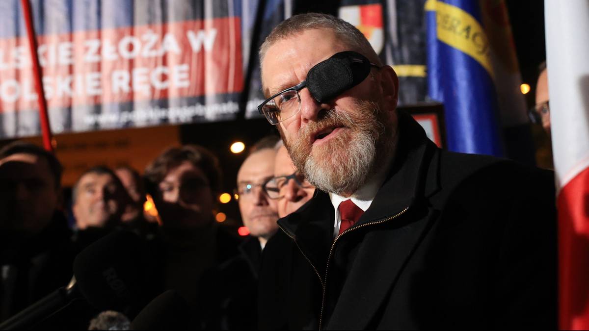 Parlamentarzysta europejski Grzegorz Braun złożył prośbę do ministra koordynatora służb specjalnych Tomasza Siemoniaka o "niezwłoczne zbadanie sprawy i zagwarantowanie adekwatnej ochrony kontrwywiadowczej". Poseł utrzymuje, iż po otrzymaniu białoruskiego propagandowego wyróżnienia, Nagrody Pokoju i Praw Człowieka, rozpoczęła się wobec niego "kolejna fala ataków". Grzegorz Braun, lider Konfederacji Korony Polskiej, z opaską na oku, przemawia na tle transparentu o polskich kopalniach.