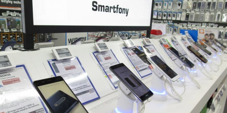 Od 1 stycznia 2026 r. polskich nabywców może czekać wymóg ponoszenia nowej "daniny". Tym razem od nabywanych telefonów, tabletów, komputerów osobistych i odbiorników telewizyjnych. Władze rozważały wdrożenie tej nowej należności — powszechnie nazywanej "podatkiem od smartfonów" — już od pewnego czasu. Będą mogły to uczynić bez ustawy, zatem nie muszą obawiać się sprzeciwu prezydenta. Smartfonowy haracz odrzucony. Droższa elektronika od nowego roku. - INFBusiness