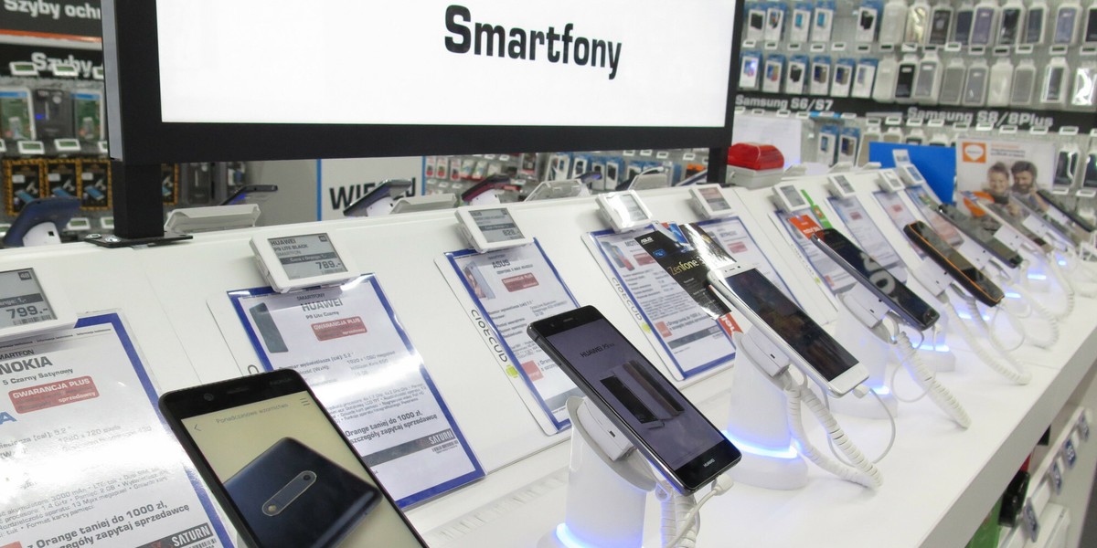 Od 1 stycznia 2026 r. polskich nabywców może czekać wymóg ponoszenia nowej "daniny". Tym razem od nabywanych telefonów, tabletów, komputerów osobistych i odbiorników telewizyjnych. Władze rozważały wdrożenie tej nowej należności — powszechnie nazywanej "podatkiem od smartfonów" — już od pewnego czasu. Będą mogły to uczynić bez ustawy, zatem nie muszą obawiać się sprzeciwu prezydenta. Podatek od smartfonów ma być dla nas niezauważalny. Tak twierdzi ministerstwo