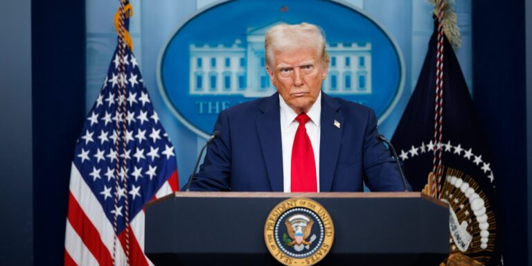 Prezydent Stanów Zjednoczonych, Donald Trump, raz jeszcze poruszył kwestie związane z systemem ochrony zdrowia. W pełnym emocji poście na platformie Truth Social zasygnalizował, że poprze wyłącznie plan, który umożliwi bezpośrednie przekazywanie funduszy obywatelom, eliminując profity dla potężnych korporacji ubezpieczeniowych. Trump atakuje reformę zdrowotną. „Fundusze dla obywateli”. - INFBusiness