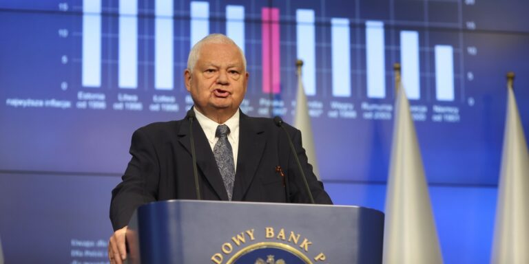 Niedawno jeszcze, w zeszłym tygodniu, wyglądało na to, że Rada Polityki Pieniężnej może utrzymać niezmienione poziomy stóp procentowych w listopadzie. Jednak po ubiegłotygodniowej publikacji danych Głównego Urzędu Statystycznego dotyczących podwyżki cen, wzrastają możliwości kolejnych obniżek w tym roku. Tak uważają eksperci największych banków. Ostateczną decyzję Adama Glapińskiego i jego zespołu powinniśmy poznać w środę po południu, lecz malejąca inflacja pozwala mieć nadzieję na piąte w tym roku obniżenie. Rada Polityki Pieniężnej a kwestia oprocentowania. Potencjalna redukcja. - INFBusiness