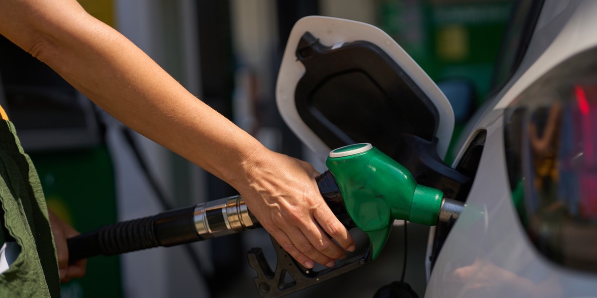 Początek listopada przyniósł kolejne wzrosty cen na stacjach benzynowych. Jak wynika z aktualnych danych e-petrol.pl, najbardziej poszybowały w górę ceny oleju napędowego — przeciętnie o siedem groszy, do poziomu 6,11 zł za litr. Ceny paliw znów rosną