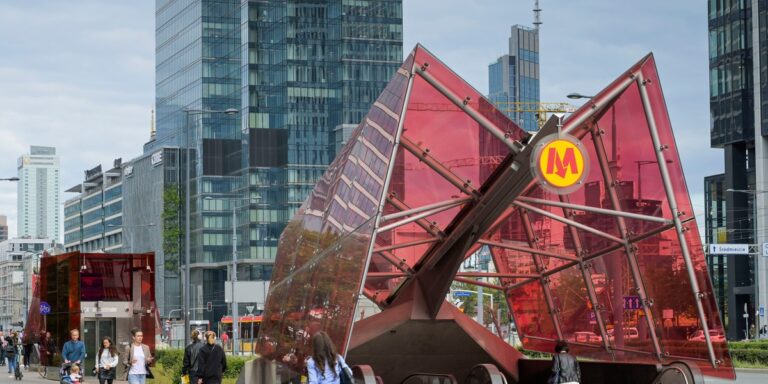 Polska gospodarka nabiera tempa w 2025. Sektor usług motorem napędowym ożywienia. - INFBusiness