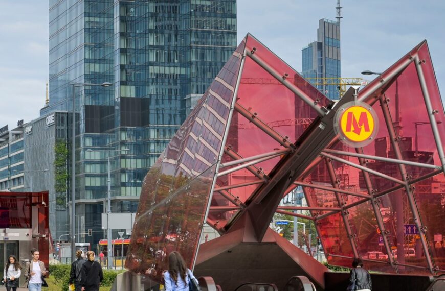 Polska gospodarka nabiera tempa w 2025. Sektor usług motorem napędowym ożywienia.