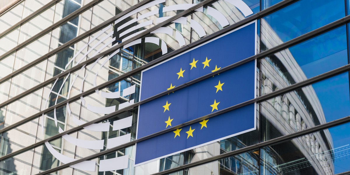 Komisja Europejska uaktualniła w poniedziałek swoje przewidywania ekonomiczne dla Polski. Z dokumentów wynika, że choć w obecnym roku progres będzie nieco powolniejszy niż zakładano wiosną, to całość nadrobimy z nawiązką w następnym roku. Pod względem dynamiki gospodarczej w Unii prześcignie nas jedynie Malta. Powyższa informacja pojawia się w kontekście poniedziałkowego meczu piłki nożnej pomiędzy reprezentacjami naszych państw. Dodatkowo KE poinformowała, że implementacja przesuniętego o rok ETS2, innymi słowy systemu wymiany uprawnień do emisji CO2 dla transportu i budownictwa, wyraźnie podniesie inflację, wpływając m.in. na koszt energii elektrycznej. W przyszłym roku według prognoz Komisji Europejskiej mamy rozwijać się najszybciej w Unii po Malcie