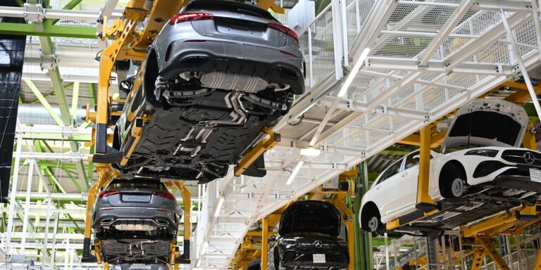 Polska ekonomia jest nierozerwalnie powiązana z niemiecką, a zlecenia dla ich sektora przemysłowego znajdują odzwierciedlenie w zamówieniach dla wielu przedsiębiorstw ulokowanych w Polsce. I tutaj pojawiają się pomyślne wieści. Po okresie czterech miesięcy zniżek, zapotrzebowanie dla niemieckich zakładów produkcyjnych wzrosło we wrześniu, i to w większym stopniu, niż przewidywali ekonomiści. Patrząc rok do roku, nadal widoczne są znaczne spadki, zatem dane mają charakter ambiwalentny. Niemiecka produkcja zaskakuje ekspertów. Polska ekonomia obserwuje z optymizmem. - INFBusiness