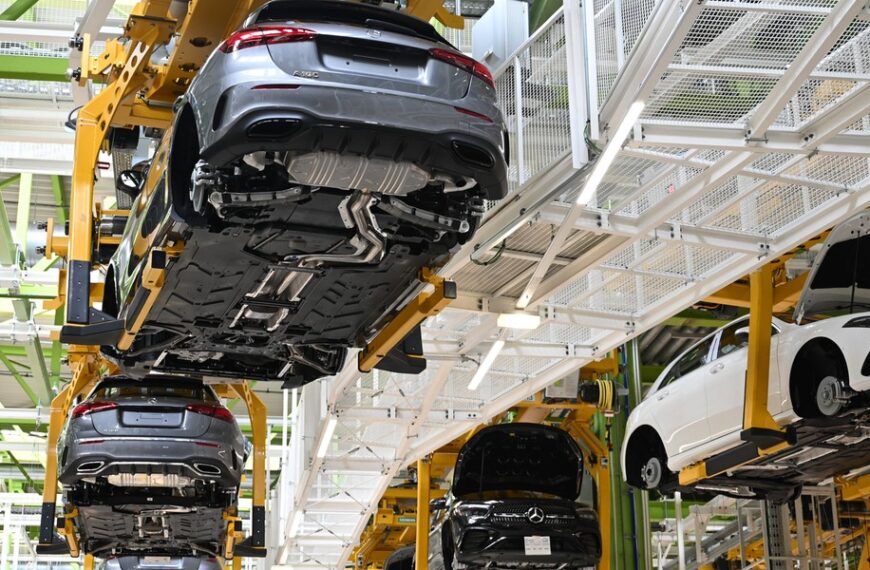 Niemiecka produkcja zaskakuje ekspertów. Polska ekonomia obserwuje z optymizmem.