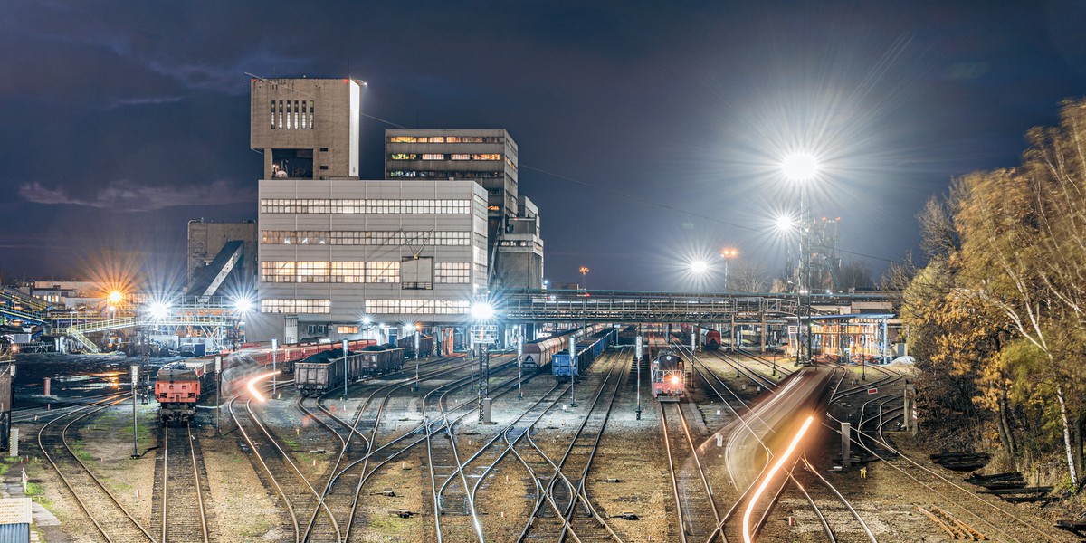 Jastrzębska Spółka Węglowa, czołowy wytwórca węgla koksowego na kontynencie europejskim, boryka się z problemami finansowymi i wdraża posunięcia mające na celu reorganizację. Władze firmy biorą pod uwagę m.in. zjednoczenie zakładów górniczych w dwa ośrodki wydobywcze, co ma podnieść sprawność i konkurencyjność działalności. kopalnia Jastrzębskiej Spółki Węglowej