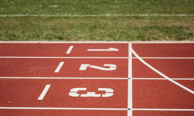 Od kilku miesięcy dostrzegamy kurczenie się różnic między poziomamioprocentowania dwóch typów kredytów mieszkaniowych. W listopadzie tendencja ta sięutrzymywała, a rozpiętość zredukowała się do symbolicznego „drobiazgu”. Stopy hipoteczne się zbliżają. Niewielka różnica między oprocentowaniem zmiennym a stałym. - INFBusiness