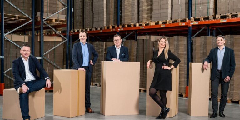 Czy powszechnie wykorzystywany i lubiany "karton" potrafi stanowić o przewadze konkurencyjnej w handlu elektronicznym? – O wartościach, współdziałaniu i sztuce doskonałości operacyjnej, dzięki której opakowania urastają do rangi strategicznego ogniwa działalności, opowiada Mateusz Bochenek, dyrektor generalny Grembox. Rozmowę zrealizowała Małgorzata Kozieł z zespołu redakcyjnego "Rzecz o innowacjach i inwestycjach". Karton: Niezauważony lider logistyki - INFBusiness