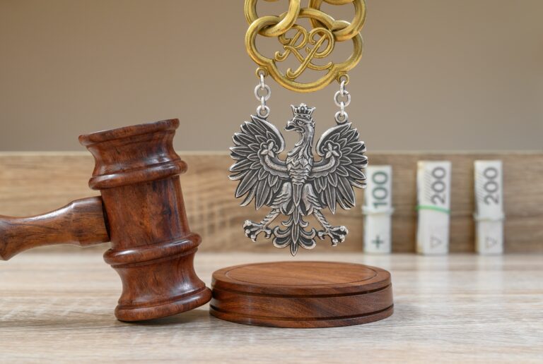 Nierzetelny wykonawca w świetle prawa uiszcza swoje zobowiązanie wobec pokrzywdzonego po 50 złotych każdego miesiąca. Kraj w kraju. Czterysta lat na spłatę zadłużenia. Krakowski budowlaniec i jego triki. - INFBusiness