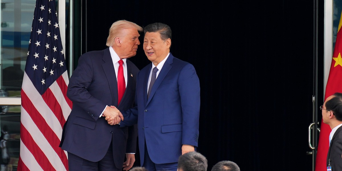 Chiny odwołały szereg kontroli eksportowych, które wprowadziły 9 października, w tym rozszerzone ograniczenia dotyczące niektórych tworzyw i urządzeń z pierwiastków ziem rzadkich, jak również materiałów do akumulatorów litowych i materiałów ultrawytwardych — ogłosiło Ministerstwo Handlu w oświadczeniu w piątek. W ten sposób umowa Xi Jinpinga z Donaldem Trumpem staje się faktem. Ustalenia ze spotkania prezydentów USA i Chin 30 października (na zdj.) są obecnie wdrażane