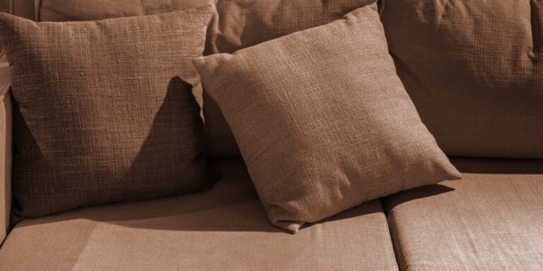 W fabrykach meblowego potentata, posiadającego swoje oddziały m.in. w woj. lubelskim, szykują się duże redukcje zatrudnienia. Black Red White — czołowy pracodawca Lubelszczyzny — zamierza zwolnić jeszcze w listopadzie oraz grudniu bieżącego roku blisko 800 osób, zatrudnionych m.in. w Biłgoraju i Zamościu — informuje "Nowa Gazeta Biłgorajska". Działacze związkowi wyrażają swój sprzeciw, mają nadzieję, że nowy właściciel zapobiegnie zwolnieniom. Masowe redukcje etatów w Black Red White. Przedstawiciele załogi przeciwni planom. - INFBusiness